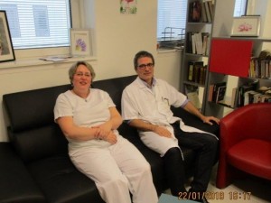 Le Pr Christian Recher et Mme Venturi,  cadre de santé,  dans la salle des familles.